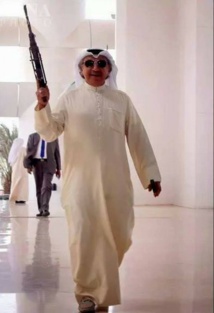 دشتي مسلحا برشاش علنا