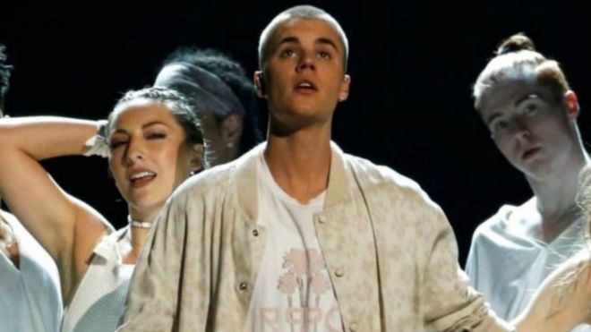 جاستين بيبر يحتل قائمة الأغاني الأكثر مبيعا في بريطانيا بأغنيتين