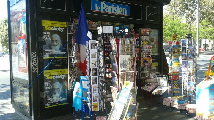 سكان باريس يواصلون "معركتهم" للحفاظ على أكشاك الصحف القديمة