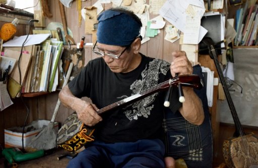 الة "سانشين" الموسيقية تخلد تاريخ مملكة قديمة جنوب اليابان