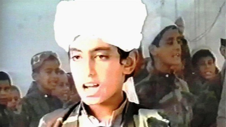 حمزة بن لادن مع والده (يسار)