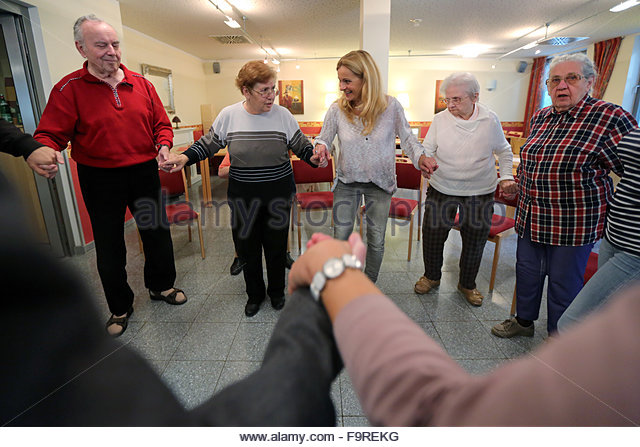 المسنون يعيدون استكشاف البهجة وذكرياتهم السعيدة بدروس الرقص