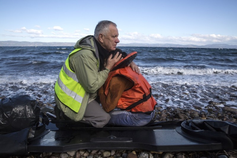 الغارديان: الحياة السرية لعامل بمجال مساعدة اللاجئين في بريطانيا 