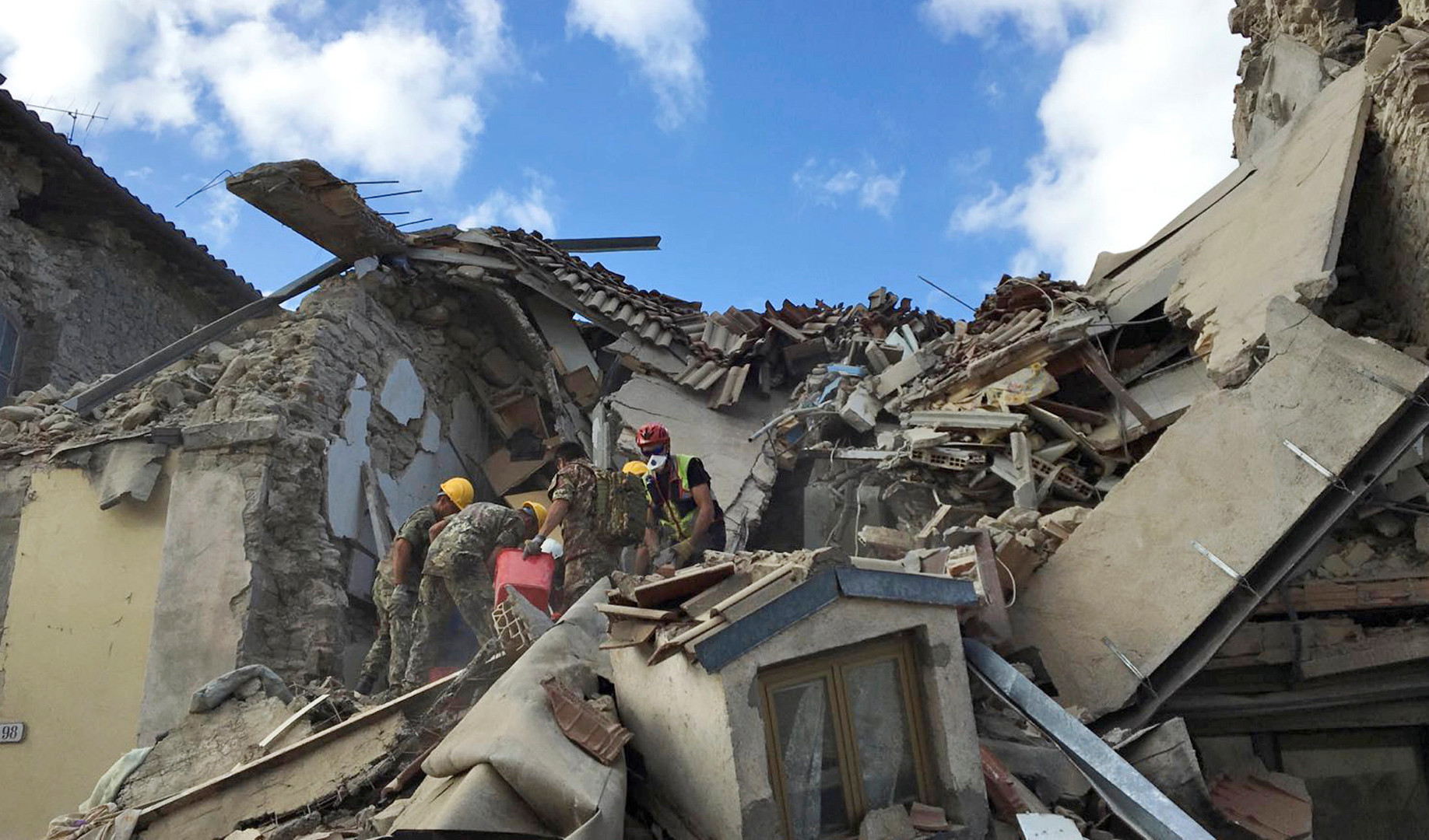 إيطاليا تنعى ضحايا الزلزال مع تجاوز عددهم 290