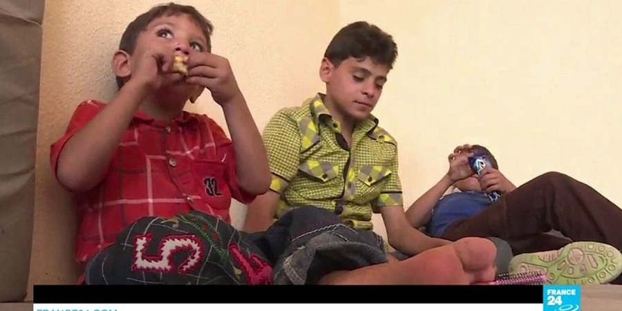 اطفال الحصار في مدينة داريا السورية يكتشفون المثلجات والبسكويت  