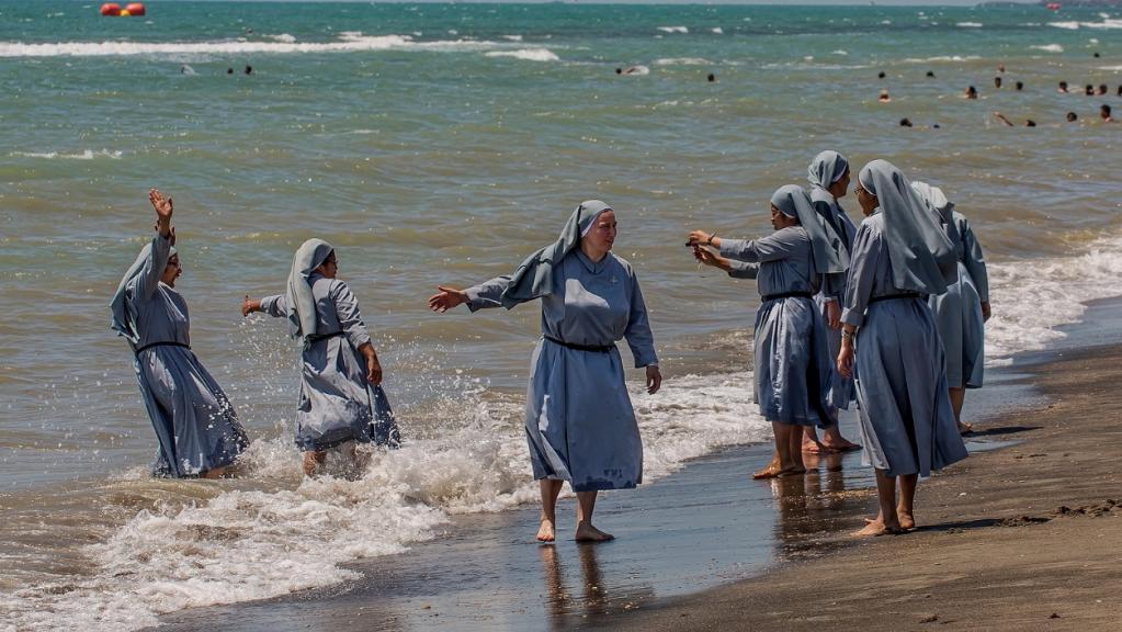 الجدل حول البوركيني: ما حقيقة صورة الراهبات على الشاطئ