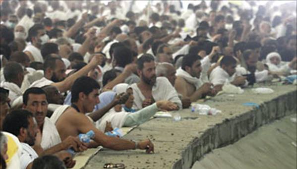 حجاج البيت الحرام يبدأون رمي الجمرات في أول ايام عيد الاضحى
