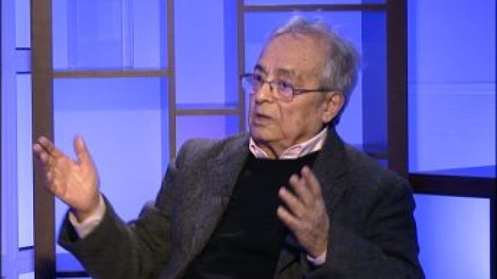 أدونيس: "ثورة علمانية لا يمكن تحقيقها عبر أشخاص يخرجون من المساجد" أدونيس: "ثورة علمانية لا يمكن تحقيقها عبر أشخاص يخرجون من المساجد"