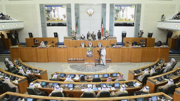 أمير الكويت يصدر مرسوما بحل مجلس الأمة