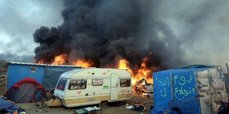 اندلاع حرائق متفرقة في موقع مخيم "الغابة" بالقرب من مدينة كاليه