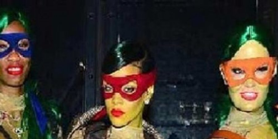 أقنعة تغطي الوجه خلال احتفالات الهالوين