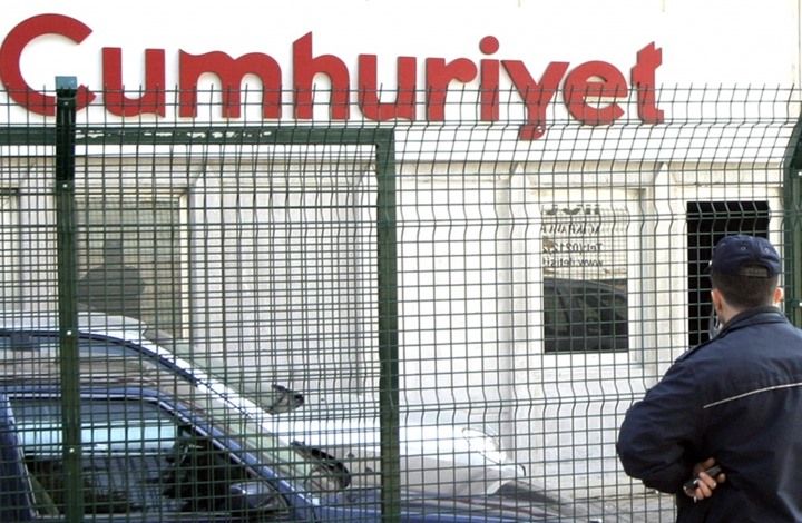 السلطات التركية تحتجز الرئيس التنفيذي لصحيفة "جمهوريت" المعارضة