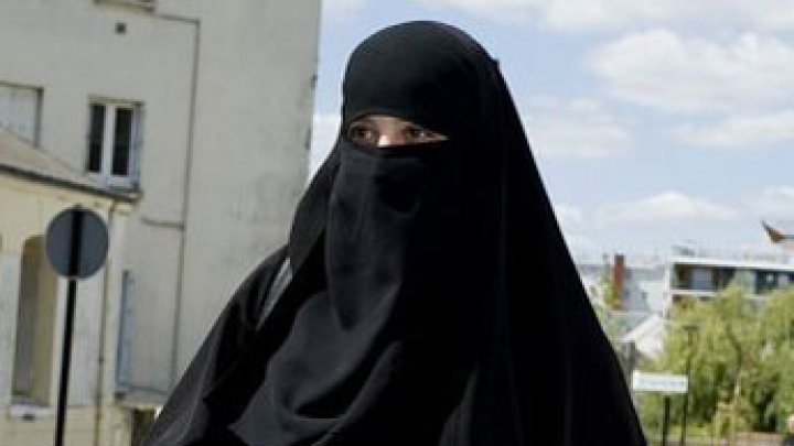 هولندا تقر قانونا يحظر ارتداء النقاب في بعض الأماكن العامة