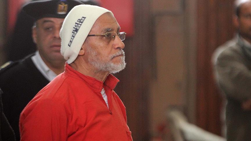 مصر.. أحكام عسكرية بالسجن بحق مرشد "الإخوان" وآخرين