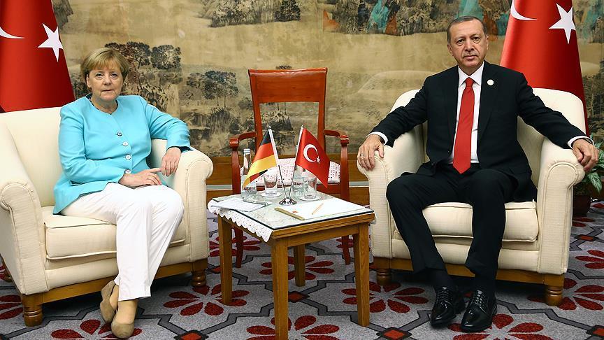 "أردوغان" يبحث مع "ميركل" الوضع الإنساني في حلب 