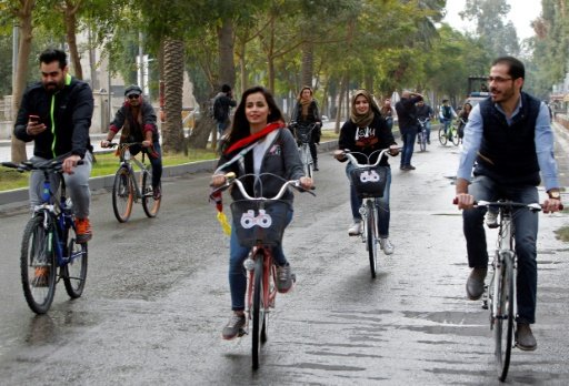مارينا تكسر حاجز الخجل وتجوب شوارع بغداد على دراجة هوائية 