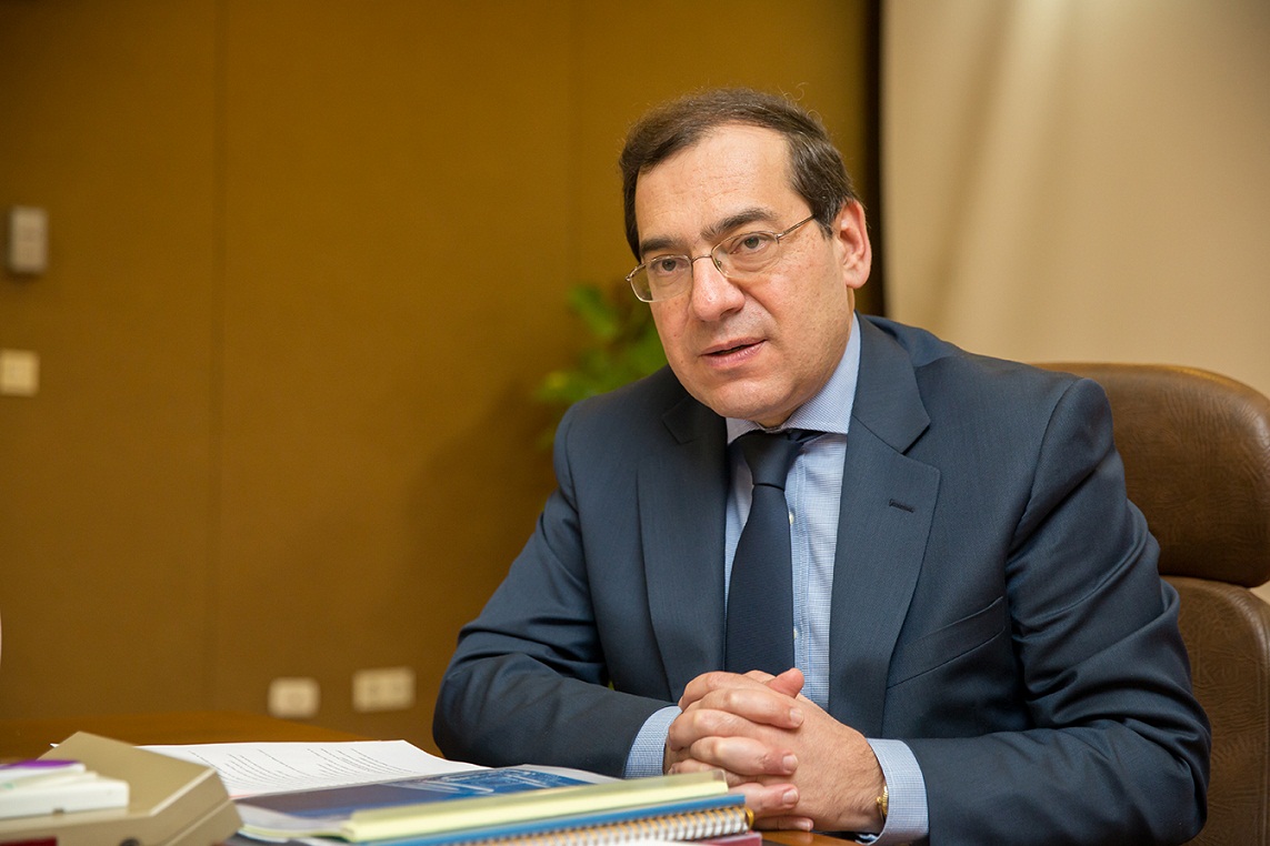 مصر تجنح في اتجاه إيران وتعلن رسميا استيراد النفط من العراق