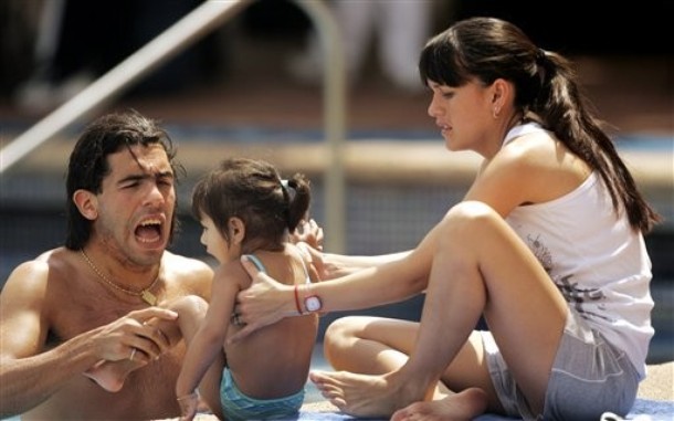 كارلوس تيفيز و صديقته و احد اطفالهم