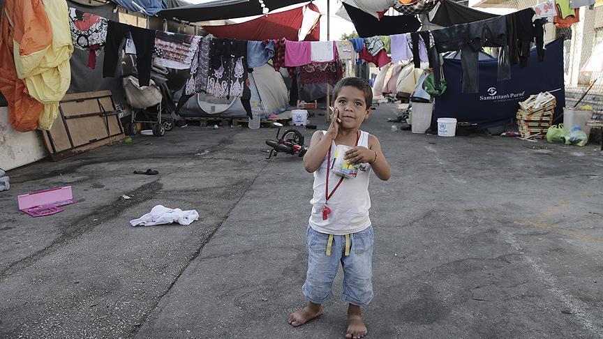 اليونان تتعهد بتحسين ظروف مخيمات اللاجئين