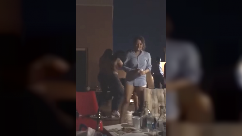  كحول وملابس خليعة في حفلة على سطح مبنى في جدة