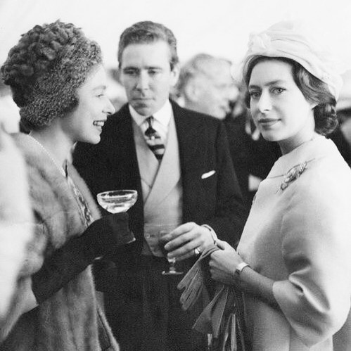 اللورد سنودن مع الملكة وزوجته شقيقتها مارغريت