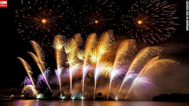 "العروض النارية" معلم سياحي فريد في سماء الإمارات