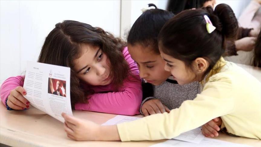 التلاميذ السوريون في تركيا يعيشون فرحة استلام شهاداتهم الدراسية