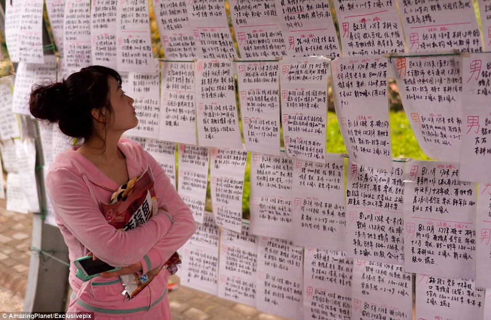 الآباء في الصين يبحثون عن زوجات وأزواج لابنائهم بسوق الزواج