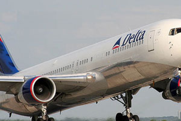 أمريكي يهاجم موظفة مسلمة في شركة طيران دلتا