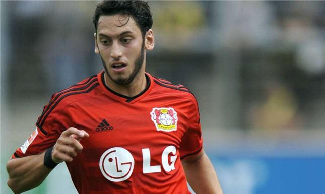 (كاس) تعاقب التركي كالهانجولو بالإيقاف حتى نهاية الموسم