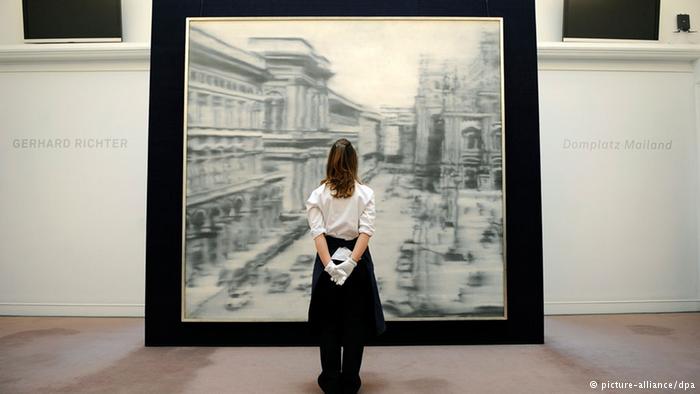 علاقة طويلة بين الفن والمال