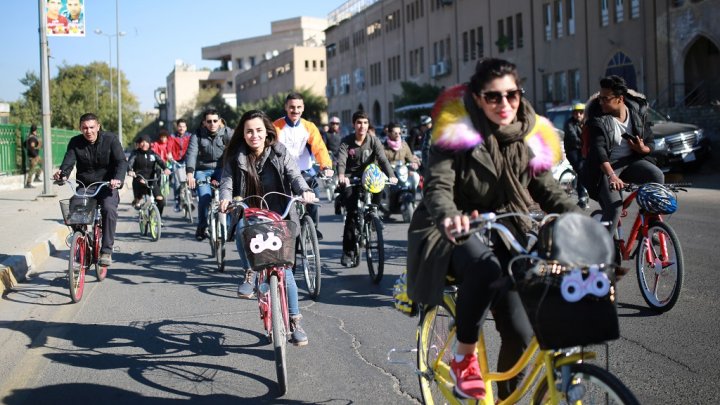 العراقيات يركبن الدراجات