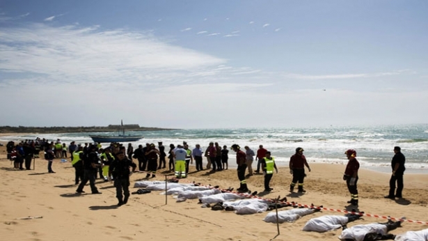 انتشال 74 جثة لمهاجرين غير شرعيين جرفتها مياه الي شواطئ ليبيا
