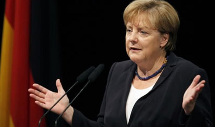ميركل تطالب شعبها بالصبر بشأن قضية اللاجئين