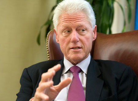 بيل كلينتون يتقدم مشيعي زعيم شين فين الراحل بإيرلندا الشمالية