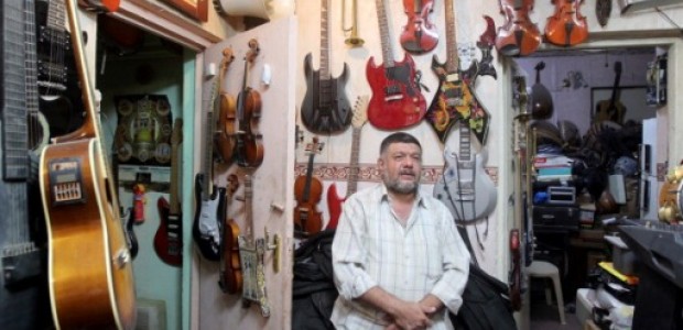 القليل من الموسيقى و"السعادة" في الاحياء الشرقية للموصل المدمرة