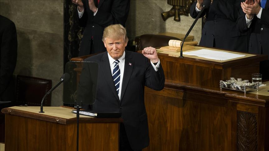 ترامب يهنئ طواقم المدمرتين المشاركتين بقصف "الشعيرات"