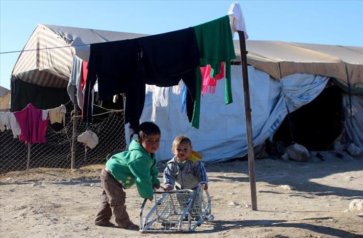 في مخيمات غوطة دمشق.. "سقف الوطن" من قماش