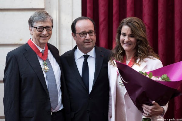 أولاند يمنح بيل جيتس وزوجته وسام الاستحقاق لجوقة الشرف الفرنسية