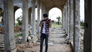عازف كمان عراقي يتحدى التشدد بحفل موسيقي في الموصل
