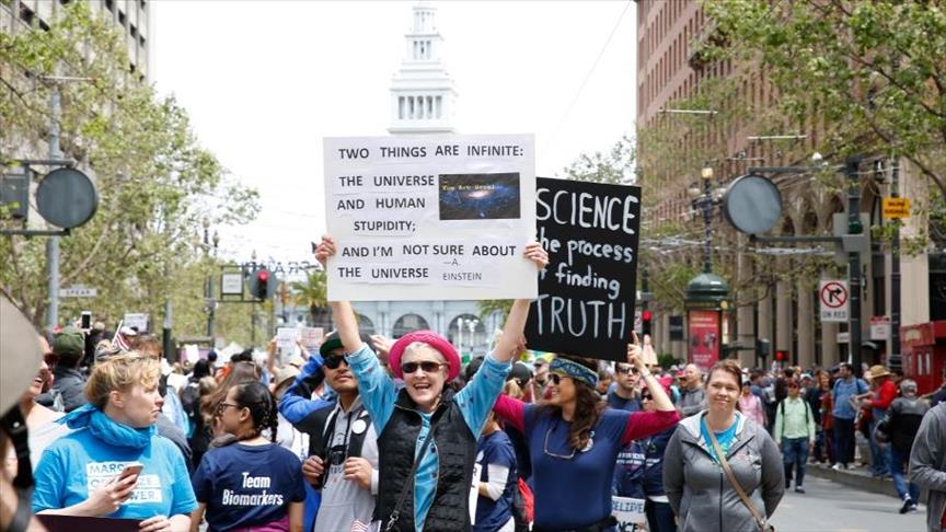 آلاف الأمريكيين يشاركون في "مسيرة من أجل العلم"