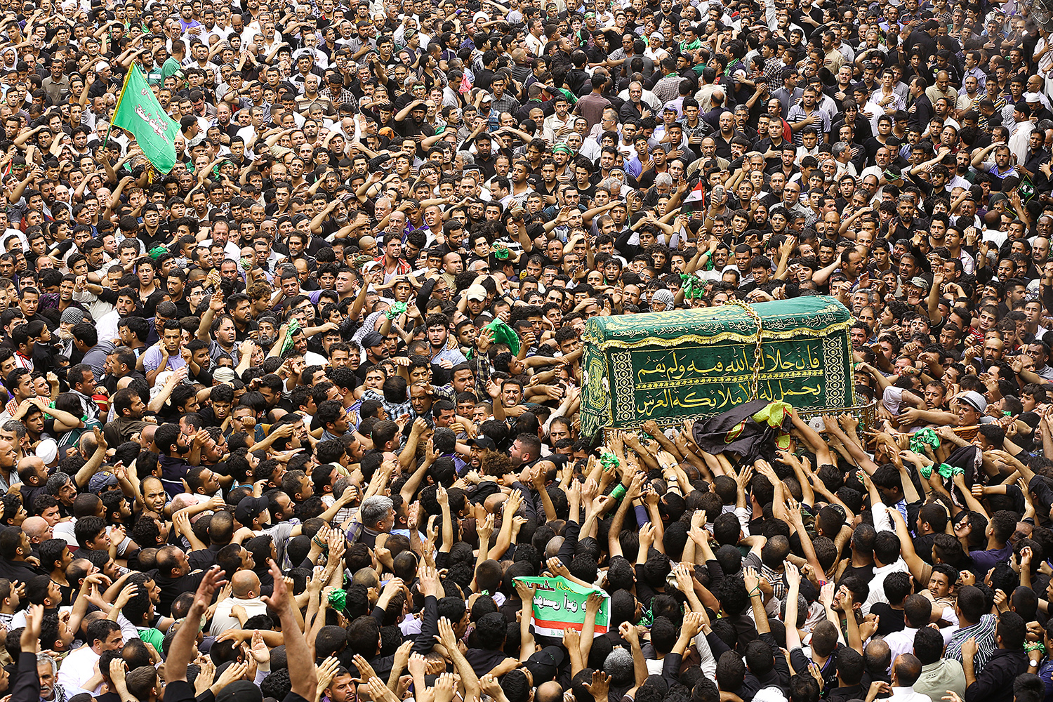 الزوار الشيعة يحيون ذكرى وفاة الامام موسى الكاظم في شمال بغداد