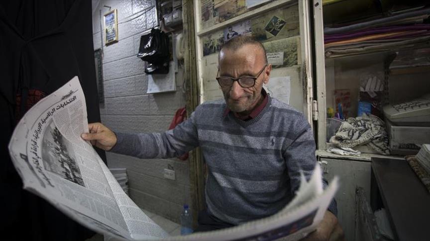 "ابو نوح "... 50 عاماً من "معانقة" الصحف في شوارع القدس