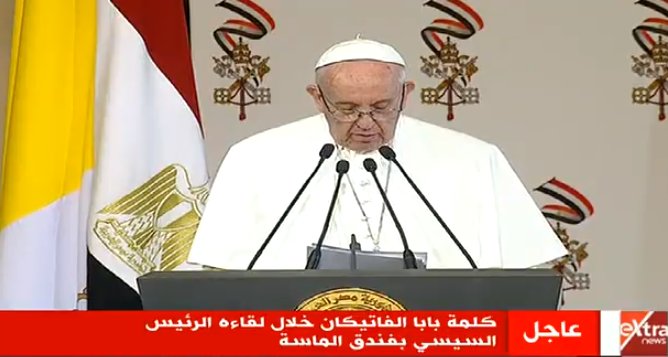 بابا الفاتيكان يؤكد من القاهرة على ضرورة اقامة حوار بين الاديان