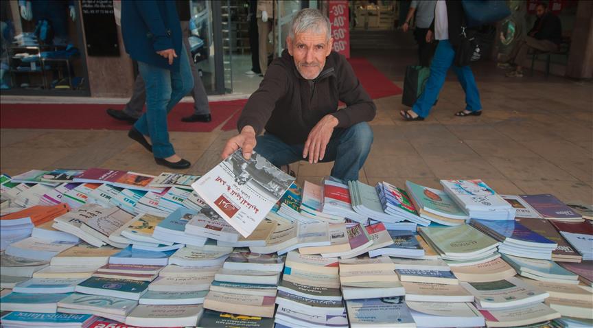 "الاُمي الاشقر " أشهر بائع للجرائد بالرباط.صار رفيق درب مفكرين وكتاب