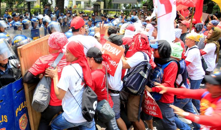 مظاهرات واشتباكات في عيد العمال عبر دول العالم