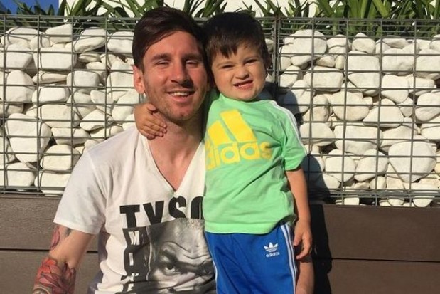 ميسي يستعرض قمصان خصومه في بيته على "انستاغرام "