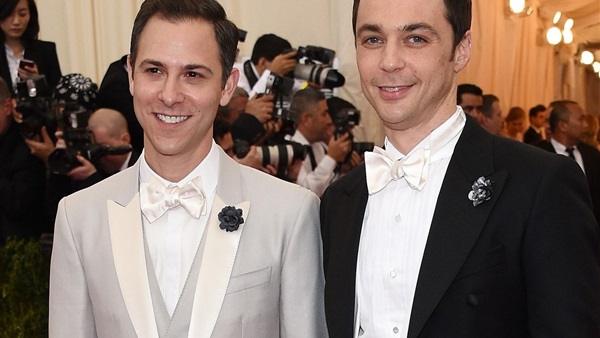 نجم مسلسل "بيج بانج ثيوري" جيم بارسنز يتزوج صديقه