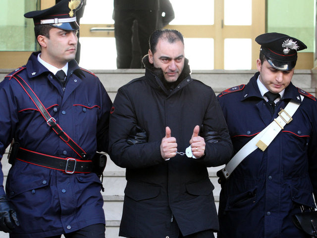 اعتقال 68 شخصا من أسرة تعمل مع منظمة إجرامية بإيطاليا