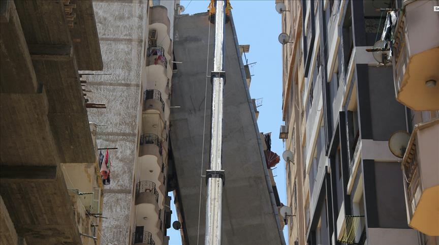 عمارة"الأزاريطة" المائلة.. انهيار غريب لبرج سكني  بالاسكندرية